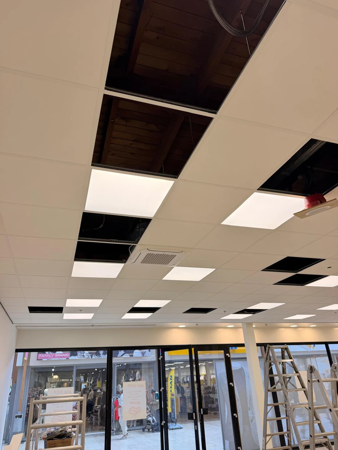 Montage van het systeemplafond rond de cassette-unit bij Candyshop Delft