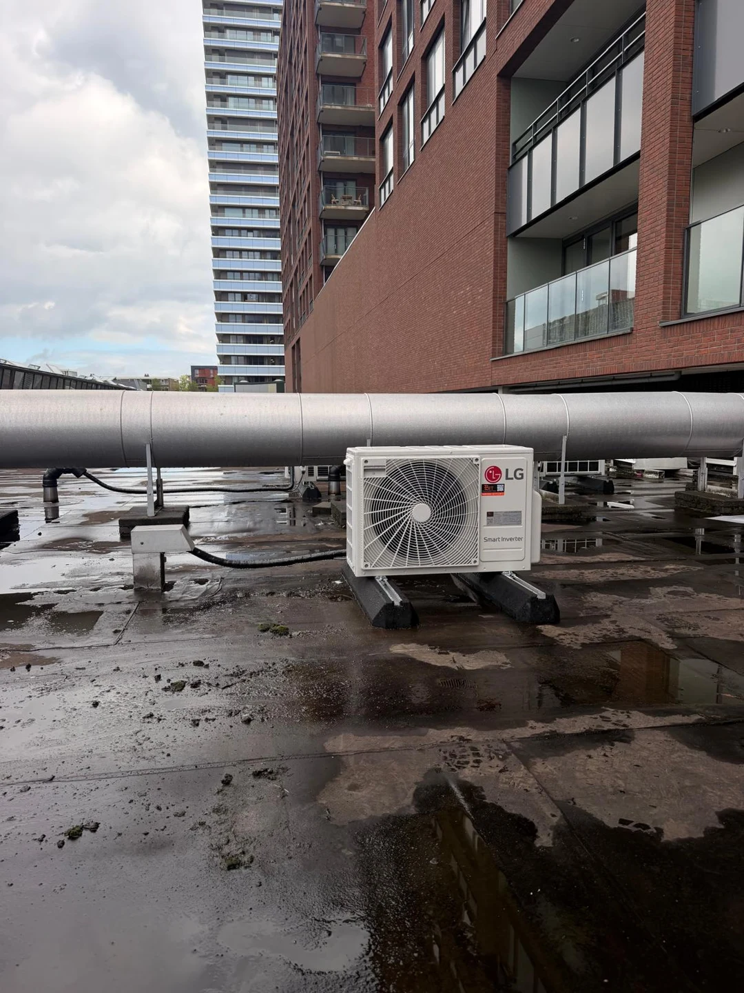 LG Smart Inverter buitenunit op het dak bij Candyshop Delft