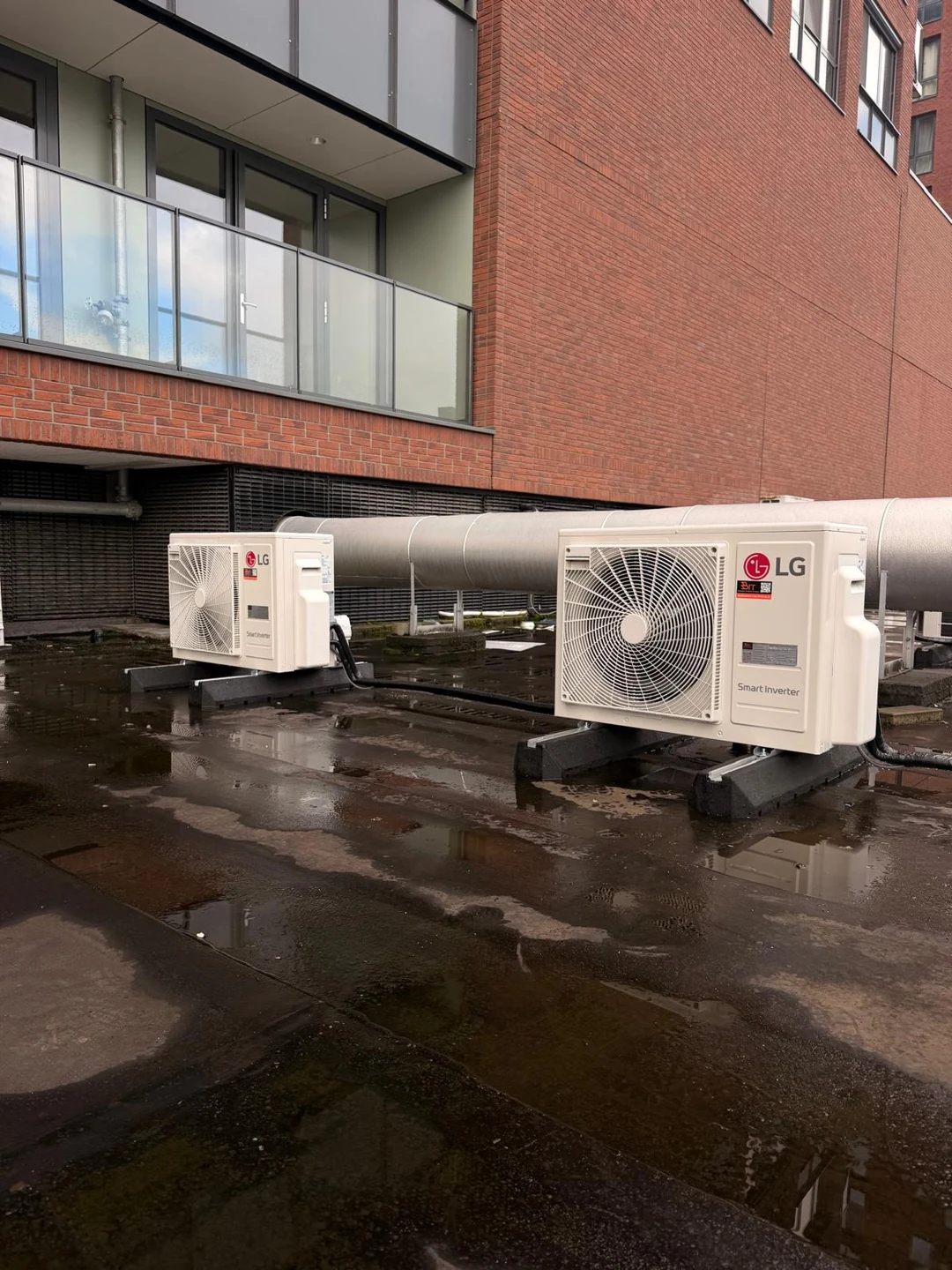LG buitenunits op het dak voor de klimaatinstallatie van Candyshop Delft